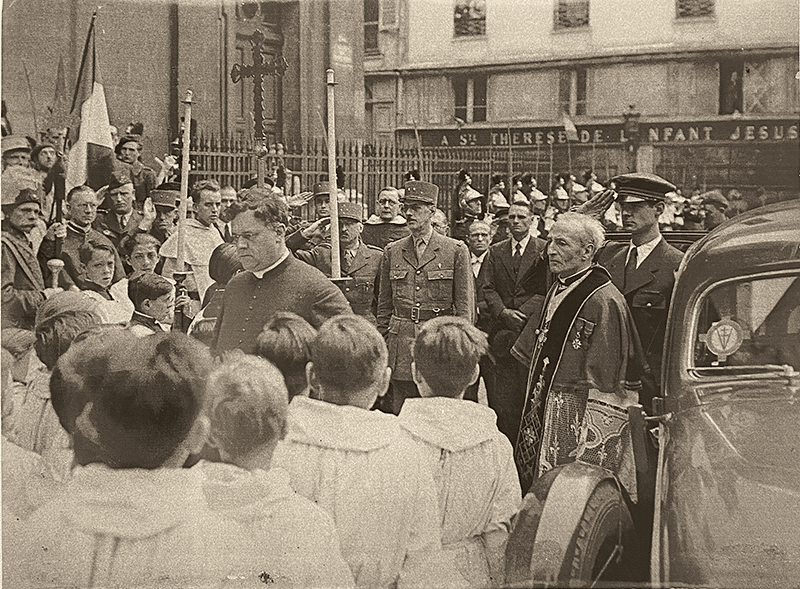 Le général Charles De Gaulle, à Notre-Dame des Victoires le 1er septembre 1944 pour une messe d'action de grâce. À ses côtés, on reconnaît les généraux Pierre Koenig (derrière le cierge) et Jacques Chaban-Delmas ainsi que le père Léopold Bruckberger, célèbre dominicain et résistant.